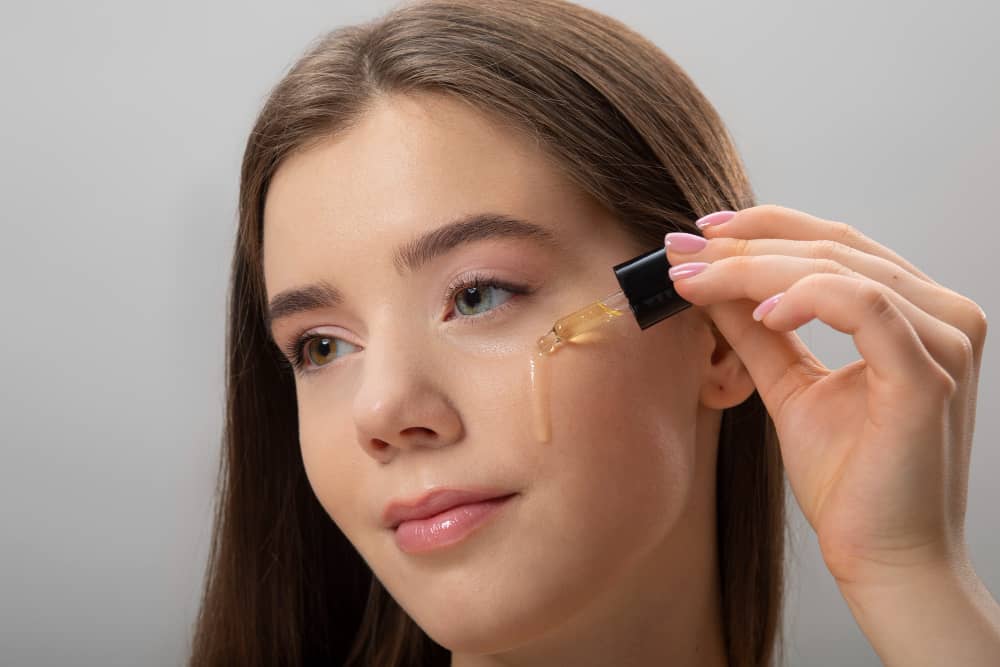 Person using a cleansing oil on their face.